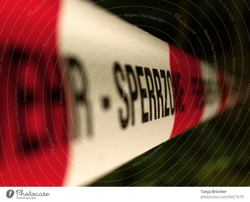 Nahaufnahme rot-weißes Absperrband (Sperrzone) Stopp Kein Durchgang Sicherheit Verbote Flatterband Prävention gespanntes Flatterband Schilder & Markierungen