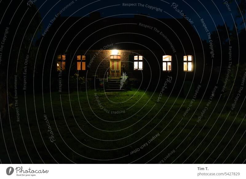 Nacht auf dem Bauernhof Sommer Fenster Haus Licht Hinterhof dunkel Architektur Außenaufnahme Fassade Tür Gebäude Licht und Schatten Menschenleer Farbfoto Mauer