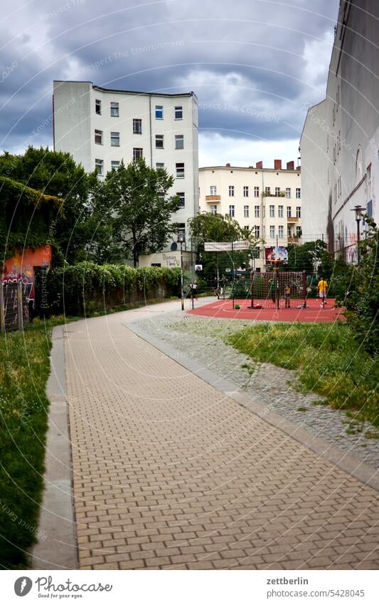 Spielplatz in Schöneberg architektur berlin city deutschland fassade fenster froschperspektive gebäude hauptstadt haus himmel hochhaus innenstadt kiez leben