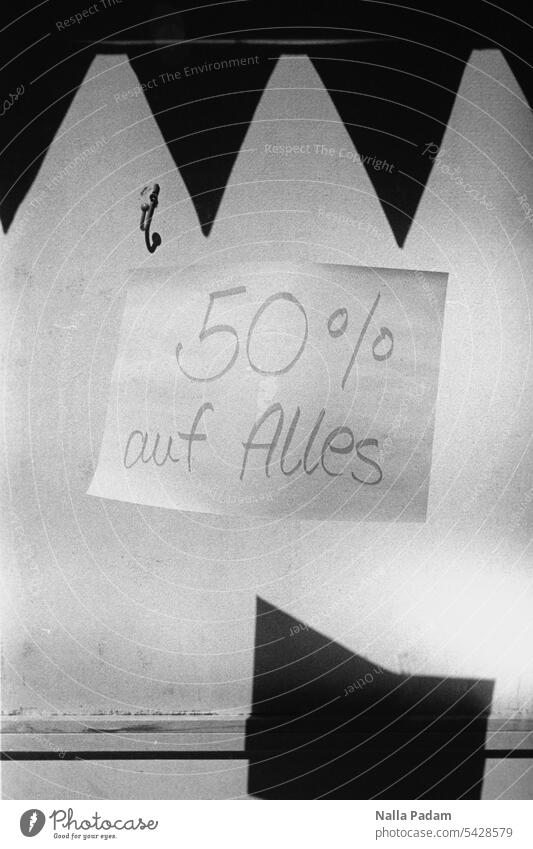 50% auf Alles analog Analogfoto sw schwarzweiß Schrift Blatt Papier Schaufenster leer Text Schatten Zacken Hinweis Prozent