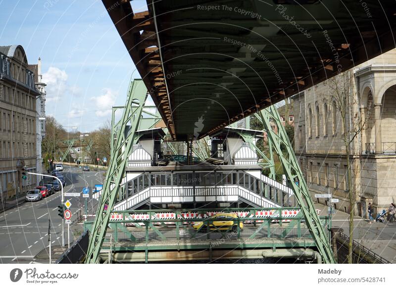 Stahlträger der Trasse an einem Bahnhof der Wuppertaler Schwebebahn über der Wupper im Frühling in der Innenstadt von Wuppertal im Bergischen Land in Nordrhein-Westfalen