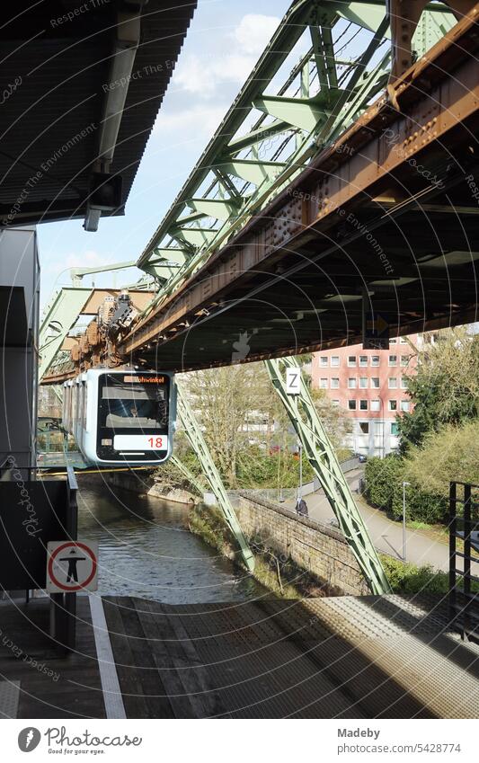 Stahlträger der Trasse an einem Bahnhof der Wuppertaler Schwebebahn über der Wupper im Frühling in der Innenstadt von Wuppertal im Bergischen Land in Nordrhein-Westfalen