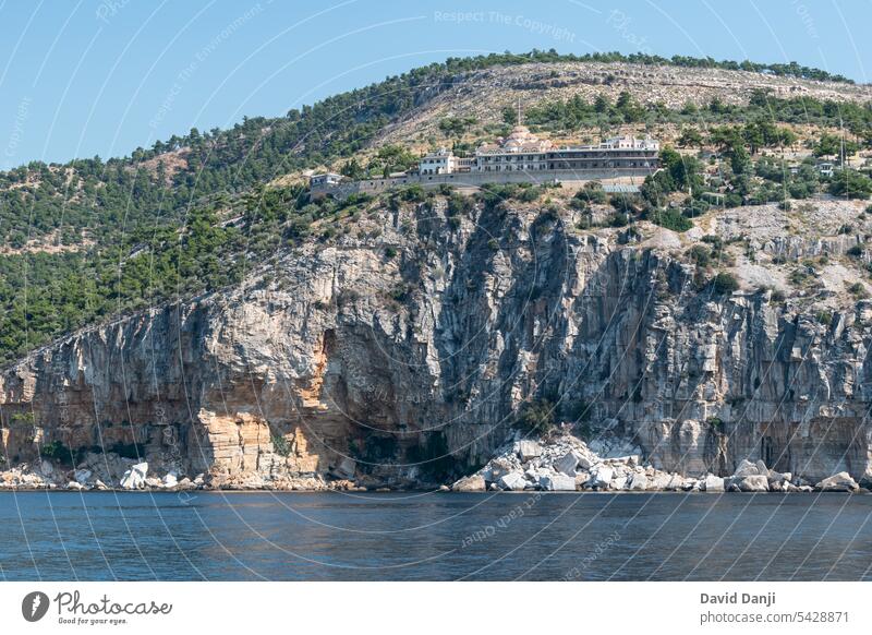 Heiliges Kloster des Erzengels Michael, Thassos, Griechenland Architektur Anziehungskraft Strand schön blau Gebäude Christentum Kirche Klippe Felskante Küste