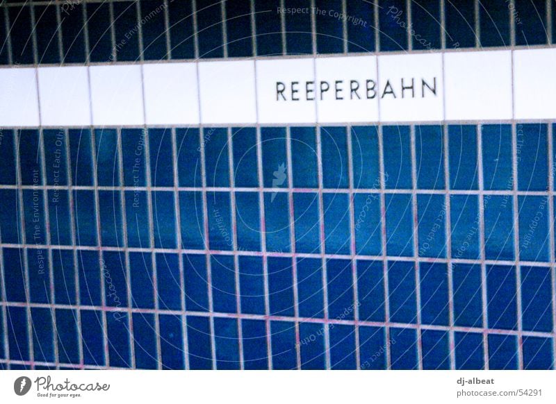 auf der reeperbahn nachts um halb1 fließen kalt grau Reeperbahn Europa U-Bahn Untergrund Innenaufnahme Deutschland London Underground Hamburg Bahnhof Buchstaben