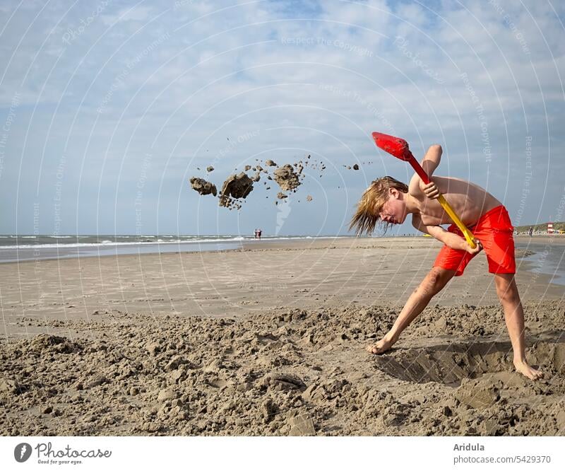 Achtung, fliegende Sandklumpen! Junge Kind Strand Budeln Graben Schaufel Kindheit Ferien & Urlaub & Reisen Sommer Küste Sandstrand schaufeln Meer Sommerurlaub