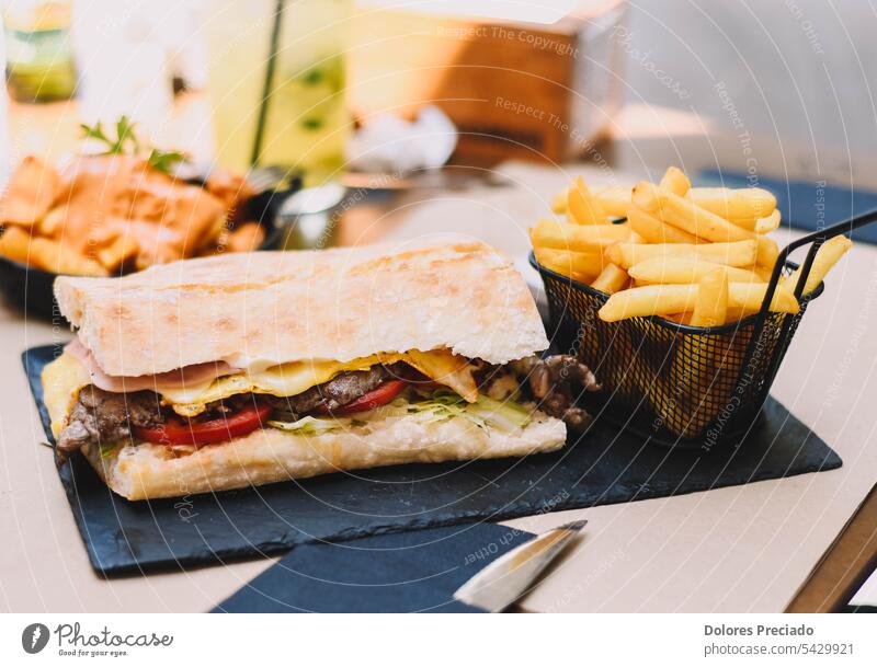 Leckeres Rinderfilet-Sandwich mit Schinken und Käse, begleitet von Pommes frites Hintergrund Rindfleisch Brot Brust Brötchen Burger Cheeseburger Hähnchen