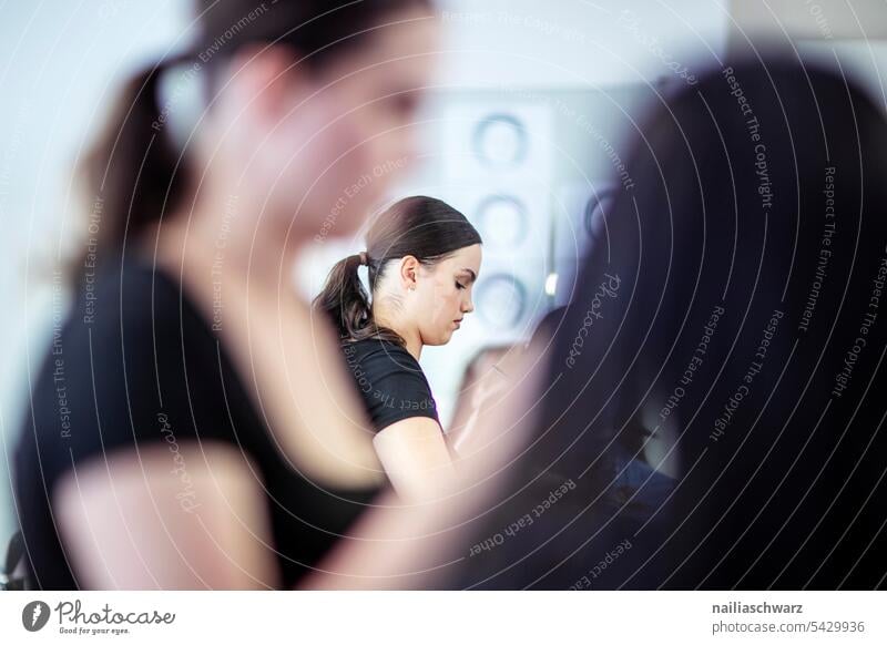 Junge Frau bei der Arbeit. Jugendlich jugend Farbe natürliches Licht Naturlichtfotografie ausbildung Zukunftsorientiert selbstbewußt schön Freundlichkeit