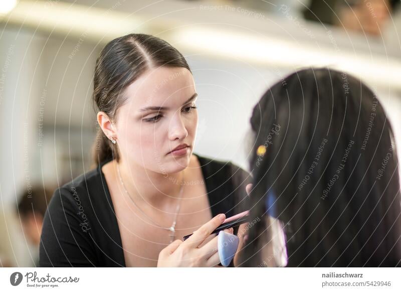 Make up Artist bei der Arbeit. Arbeitsplatz Arbeit & Erwerbstätigkeit Kosmetikerin Make-up Spiegelung Berufsausbildung Frau weiblich feminin Portrait Gesicht