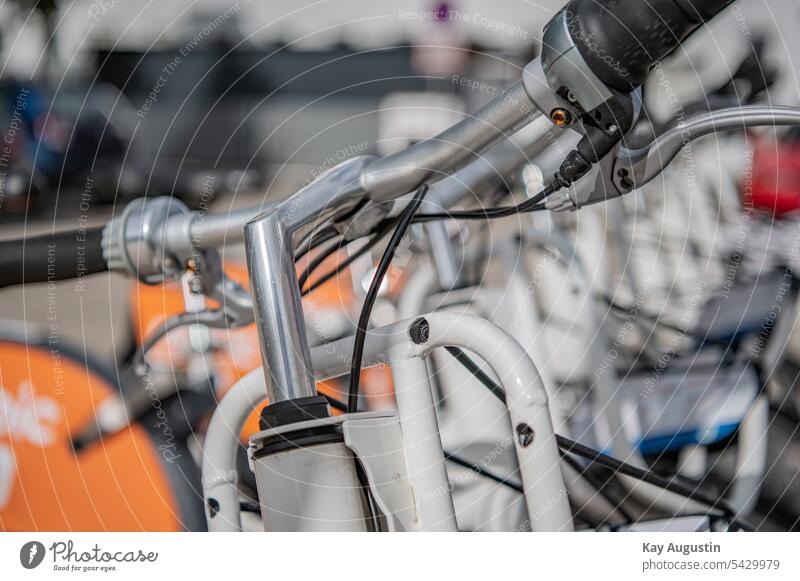 Fahrrad Parkstation Fahrradparkplätze Stellplatz Fahrradlenker Strukturen Fahrradinfrastruktur Bremshebel Kabelstrang Unterbringung von Fahrräder