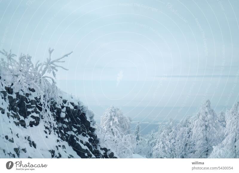 Winterlandschaft vom Berg aus gesehen verschneit Bäume Felsen Mittelgebirge Erzgebirge Hirtstein Frost Schnee Landschaft kalt Wintertag Schneelandschaft