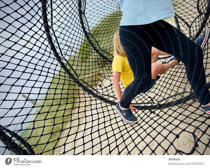 Zwei Kinder im „Netz“ Spielplatz Kindheit Spielen Spielgerät im Freien spielen Spaß Freude Sommer drehen Bewegung