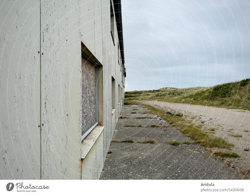 Lost place | Verlassenes Haus am Rand der Dünen lost place lost places verlassen alt verfallen Fenster kaputt Vergänglichkeit Wandel & Veränderung Gebäude