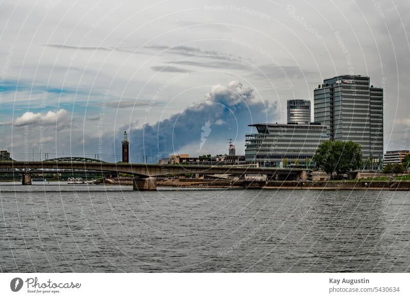 Rauchsäule durch Brand in Leverkusen rauchsäule köln rhein brücken deutzerbrücke rheinlandschaft brand sichtbare rauchsäule leberkusen rheinbrücken