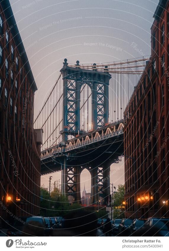 Dumbo, Brooklyn New York. USA Sonnenuntergang Straße Viertel Block Amerika Fenster Licht Filmlook Abendlicht Abendstimmung Reise Poster Postkarte Farbfoto