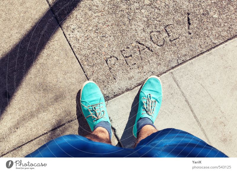 PEACE! Schuhe Mitgefühl gehorsam friedlich Güte Menschlichkeit Solidarität blau türkis Schuhbänder Strümpfe Bürgersteig Kunst Stein Heftpflaster Beton