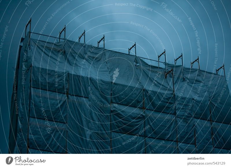 Große Plane Baustelle Modernisierung Gerüst Baugerüst Abdeckung Bauplane verhüllen verpackt verstecken Arbeitsschutz bedrohlich gefährlich Risiko Wetter Sturm