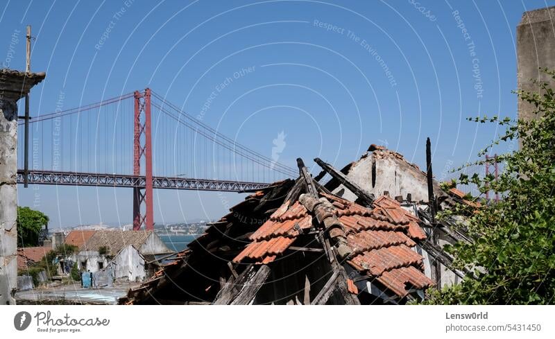 Die Brücke "Ponte 25 de Abril" in Lissabon, Portugal, mit einigen Ruinen im Vordergund Verlassen blau Großstadt Stadtbild berühmt Wahrzeichen Portugiesisch rot