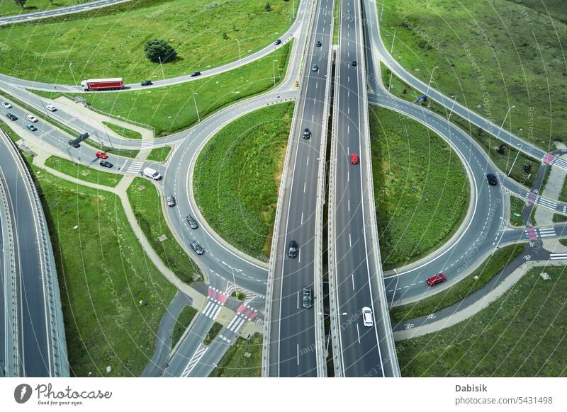 Verkehrskreisel mit Autoverkehr Straßenkreuzung Kreisverkehr Infrastruktur Abzweigung PKW Fahrzeug Transport Luftaufnahme Polen Breslau oben Berufsverkehr