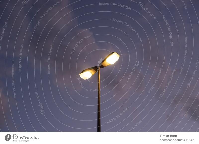 Straßenlaterne unter freiem Himmel Beleuchtung Laterne Blick nach oben Licht Lampe leuchten Lichtstimmung Dämmerung Elektrizität Nacht Technik & Technologie