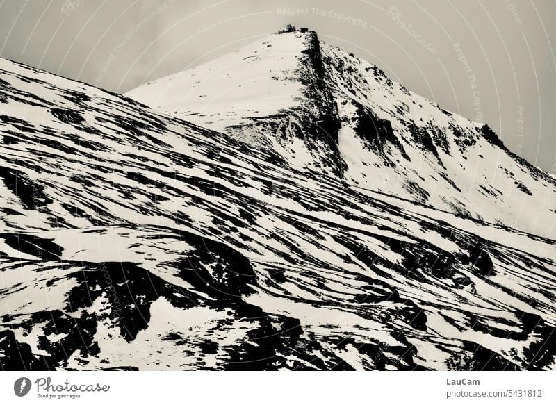 Erster Schnee in den Bergen Gipfel schneebedeckte Gipfel schneebedeckter Berg schneien Winter Landschaft Alpen Natur kalt Frost Gebirge Gebirgslandschaft