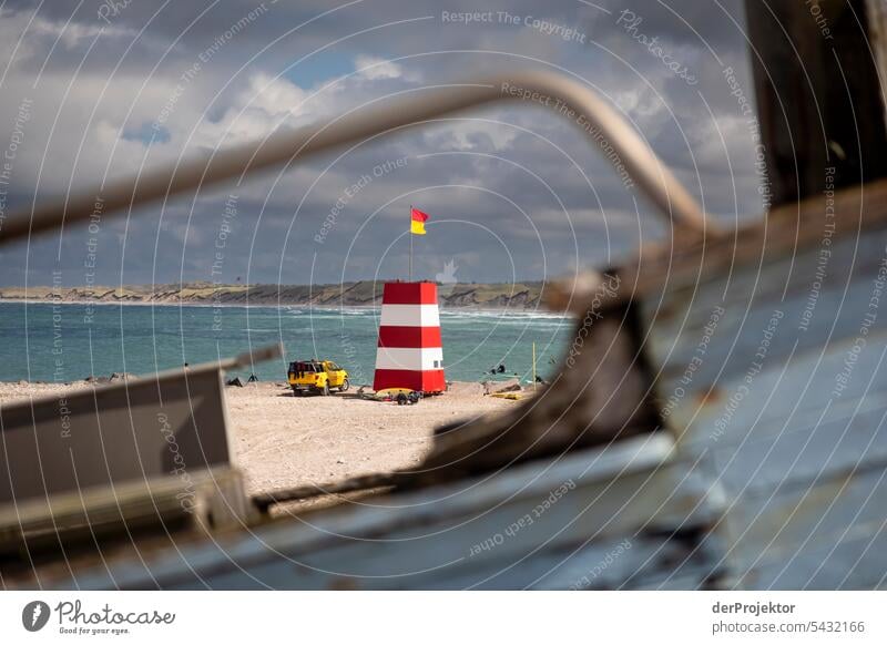 Wachturm der Lebensretter*innen am Strand von Vorupør in Dänemark in der Sonne Sand Farbfoto Erholung Strandleben Ferien & Urlaub & Reisen baden Erholungsgebiet