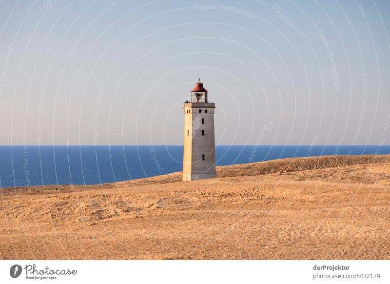 Dünen mit Leuchtturm Rubjerg Knude Fyr am Strand I Sand Farbfoto Erholung Strandleben Ferien & Urlaub & Reisen baden Erholungsgebiet Urlaubsstimmung Meer