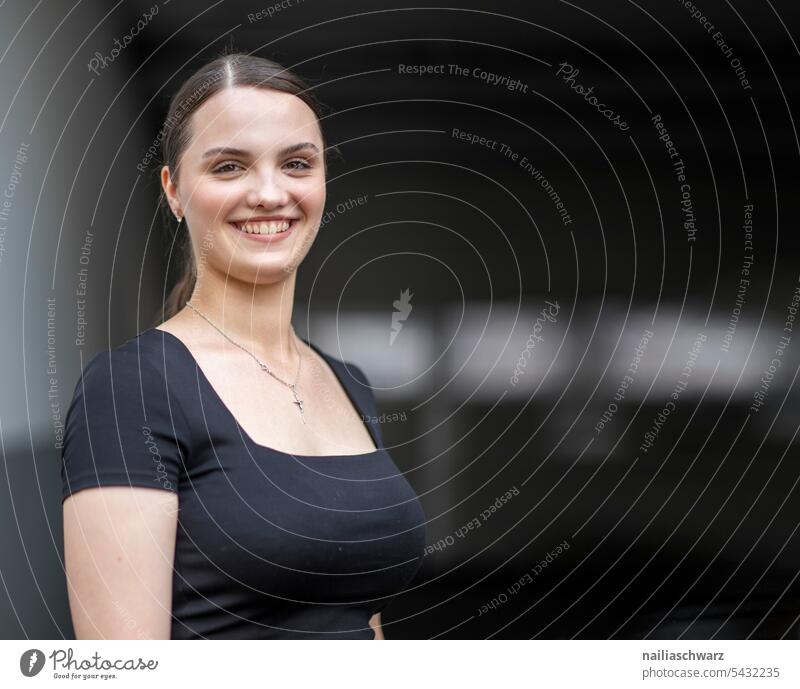 Portrait einer jungen Frau Jugendlich jugend Farbe natürliches Licht Naturlichtfotografie ausbildung Zukunftsorientiert selbstbewußt schön Freundlichkeit