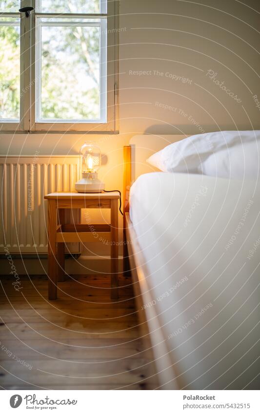 #A0# Ferienwohnung Hotelzimmer Bett Innenaufnahme Farbfoto schlafen weiß Bettdecke Erholung Bettwäsche Nachttisch Lampe Schlafzimmer Raum Licht Menschenleer