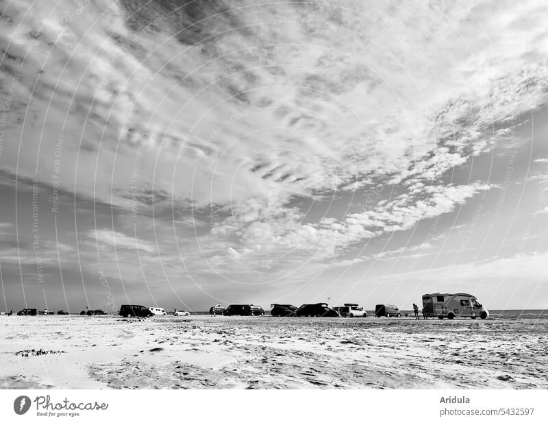 Parkende Autos am Strand s/w Wohnmobil Camper Nordseeküste Ferien & Urlaub & Reisen Landschaft Tourismus Dänemark Wolken Himmel