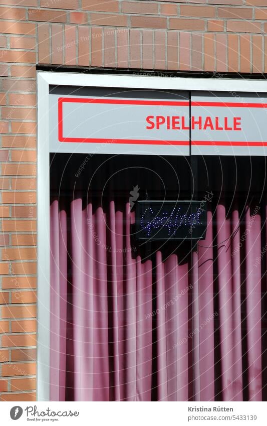 spielhalle geöffnet fenster vorhang außen spielen glücksspiel unterhaltung vergnügen freizeit hobby gebäude fassade ausgeblichen spielsucht