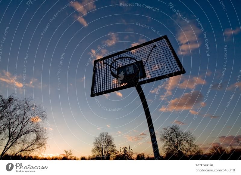 Basketball Abend Dämmerung Ferne Himmel Horizont Sonne Sonnenuntergang Wolken Spielen Sport Korb Ballsport Feierabend spielend Abstieg aufsteigen Außenaufnahme