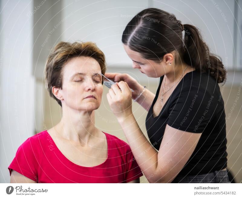 Schönheitspflege. Karneval Make up Artist Jugendlich natürliches Licht jugend Farbe Naturlichtfotografie Zukunft ausbildung Zukunftsorientiert selbstbewußt