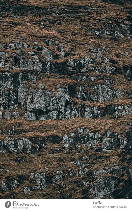 Felsen auf der Färöer Insel Streymoy Färöer Inseln Färöer-Inseln Färöerinseln Schafsinseln Felshügel Hügel Geologie geologisch steil felsig Urgestein Steine