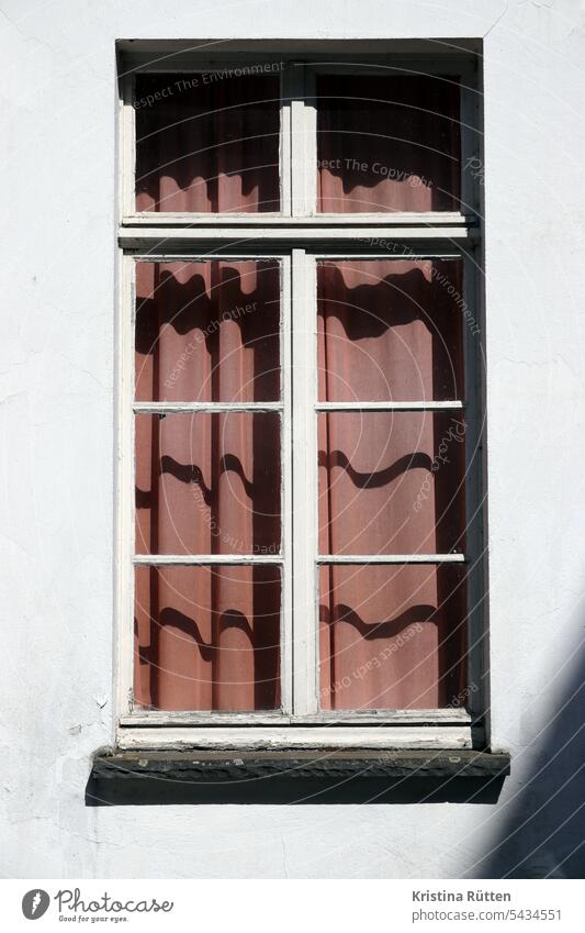 licht und schatten fenster vorhang sonnig falten stoff sichtschutz sonnenschutz geschlossen zugezogen privatsphäre haus gebäude architektur