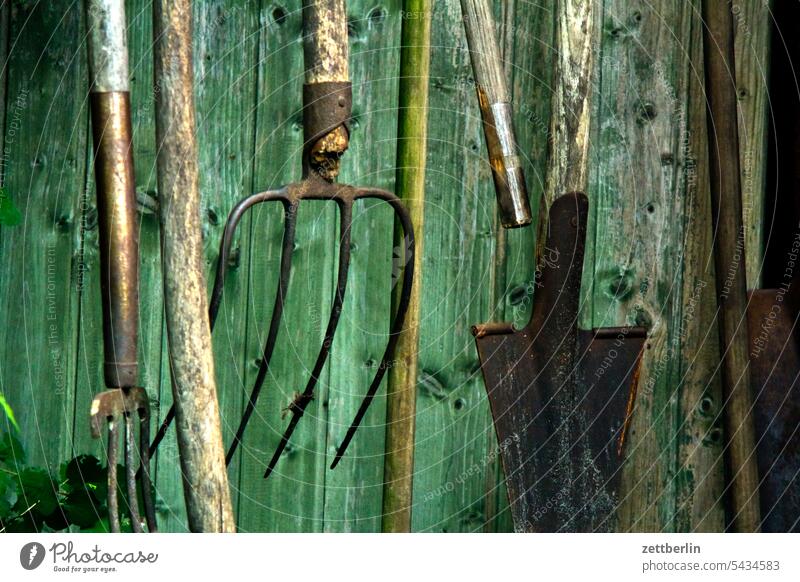 Gartenwerkzeug arbeit ast baum erholung ferien garten gartenarbeit hecke himmel kleingarten kleingartenkolonie landarbeit menschenleer nachbarschaft natur