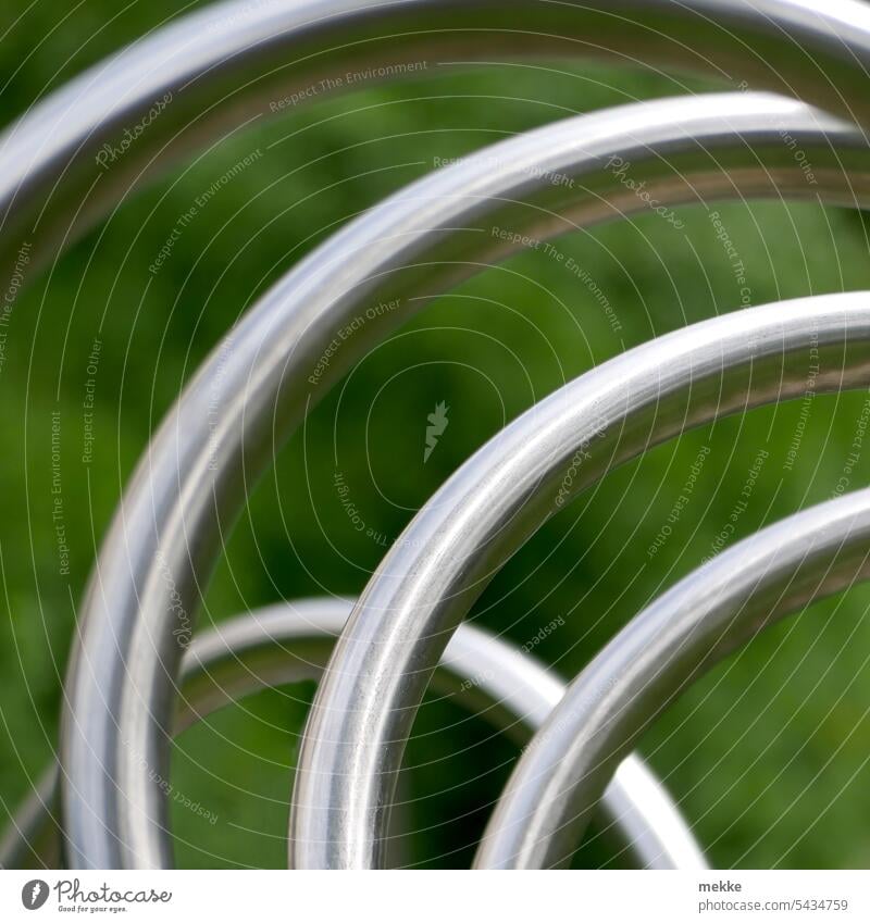 Edelstahlloopings Figuren Stahl Spielplatz Metall Strukturen & Formen glänzend rund Reflexion & Spiegelung silber Design abstrakt Kreis Kreise Park grün Wald