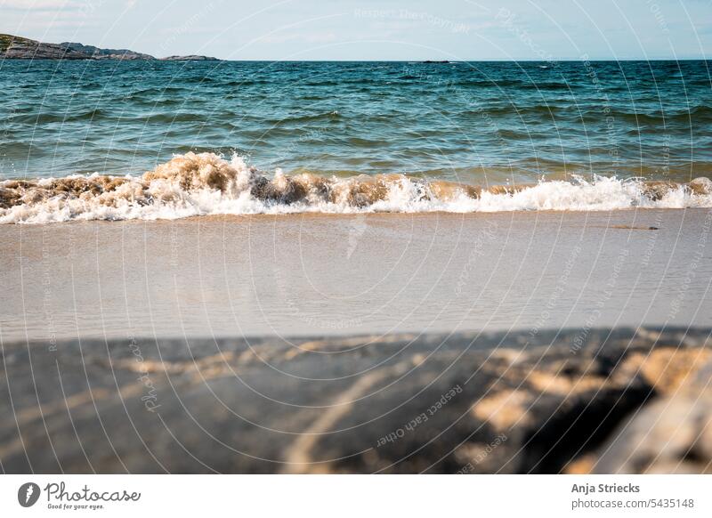 Wellenspiel am Strand von Grense Jakobselv Wasser Außenaufnahme Farbphoto Farbfoto Farbaufnahme Photographie Stein Gewässer Meer und Stein Meeresufer Meerwasser