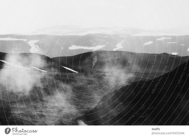 Lavahügel mit Rauch und Schneeresten im Kraflagebiet beim Námafjall auf Island isländisch Lavalandschaft Lavafeld vulkanisch Hügel Vulkangebiet geologisch uralt