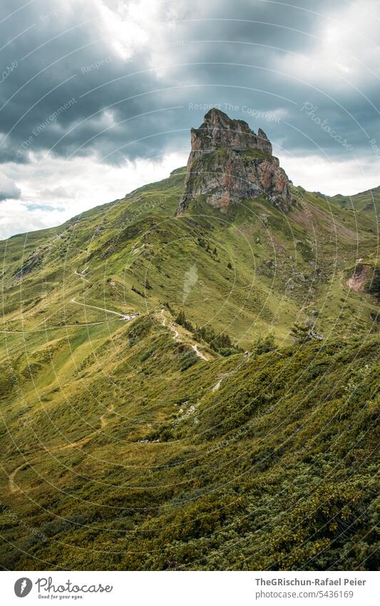 Bergpanorama mit Wanderwegen Wanderung Schweiz Wolken Berge u. Gebirge Alpen Wolkenhimmel Panorama (Aussicht) Himmel Natur Landschaft Tourismus Stimmung düster