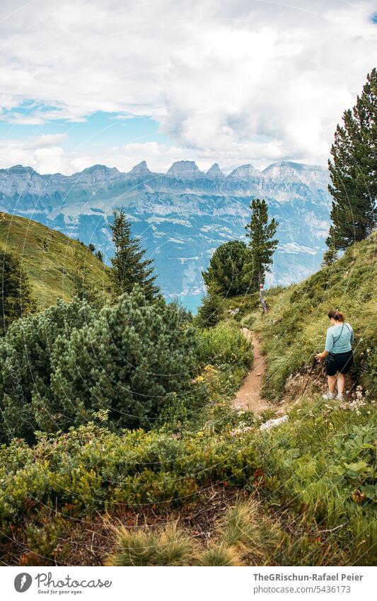 Frau wandert auf einem schmalen Weg vor Bergpanorama Wanderung Schweiz Wolken Berge u. Gebirge Alpen Wolkenhimmel Panorama (Aussicht) Himmel Natur Landschaft