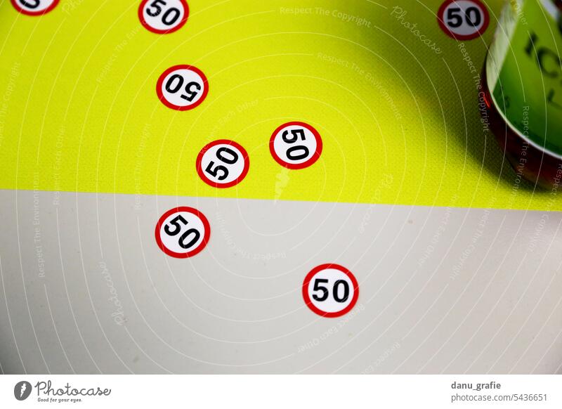 Fünfziger Symbol auf dem Tisch 50 fünfzig Zahl 50er schild Nummer Ziffern & Zahlen 50 jahre Jubiläum Geburtstag symbol Farbfoto gelb grau Feste & Feiern