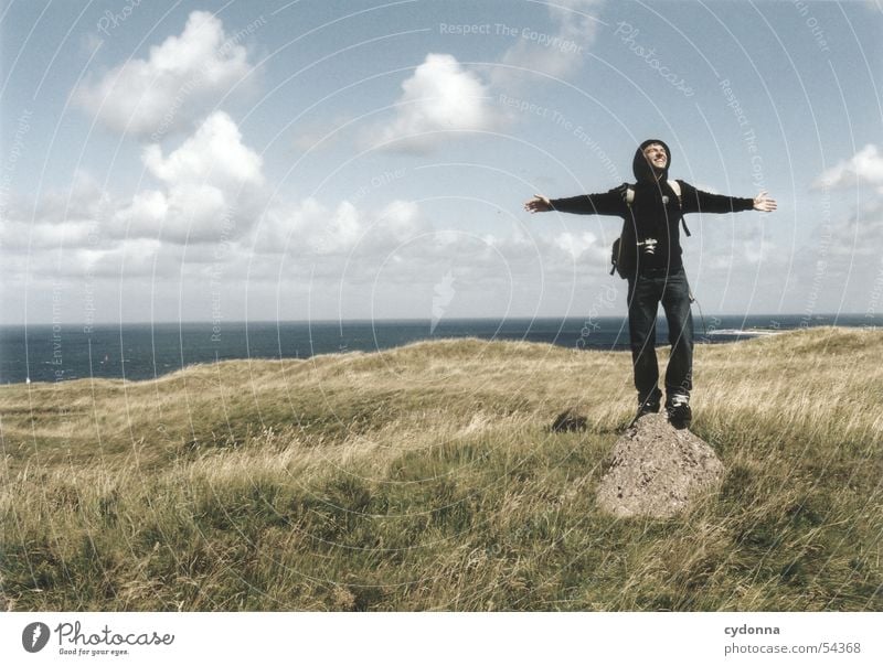 Freisein! Mann Körperhaltung Wolken Wiese Meer Gefühle loslassen Eindruck Sommer Mensch Freiheit Landschaft Himmel Stein Nordsee Helgoland Wind Gesichtsausdruck