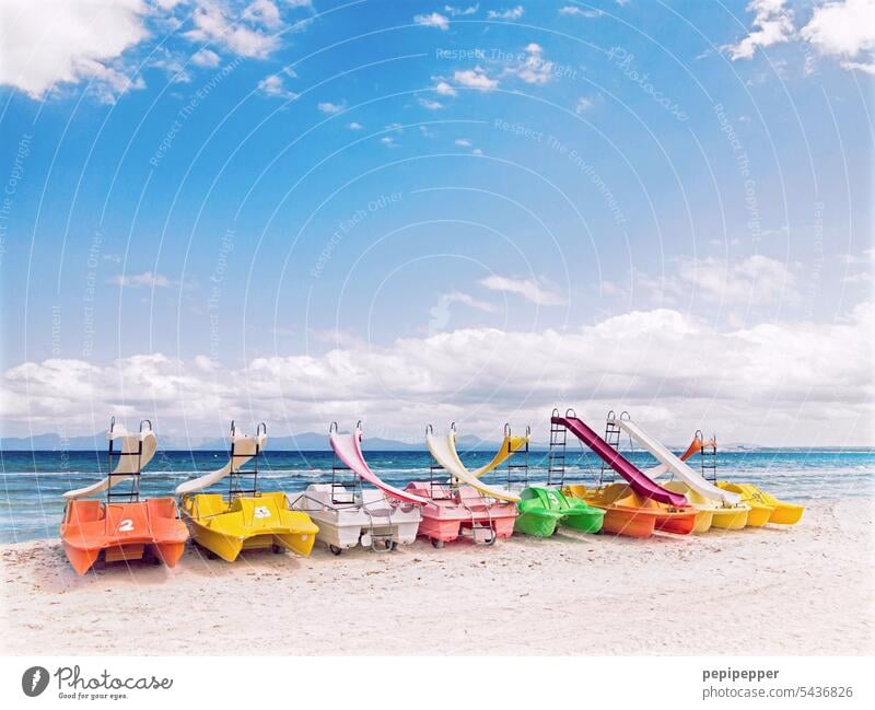 bunte Tretboote am weißen Strand Farbfoto Farbe farbenfroh Farben Boote Boote am Strand schön Strandleben Urlaub Küste Wasser Ferien & Urlaub & Reisen Tourismus