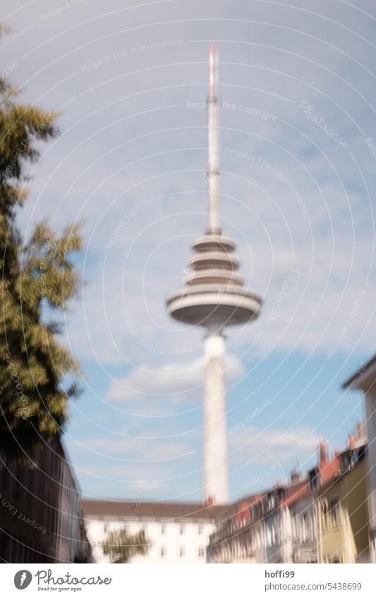 verschwommen unscharfe Ansicht eines Fernsehturms Unscharf verschwommen ICM Funkturm ICM-Technik vibrierend Moderne Architektur abstrakte Fotografie bebend weiß