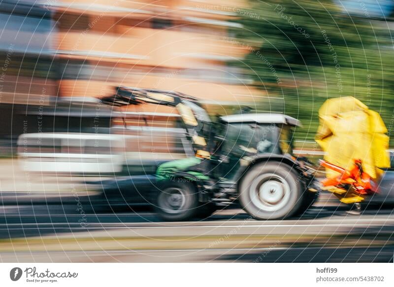 rasender Trecker in der Stadt Traktor Raser Raserei urban Bewegungsunschärfe Unscharf verschwommen vibrierend schemenhaft abstrakte Fotografie ICM-Technik