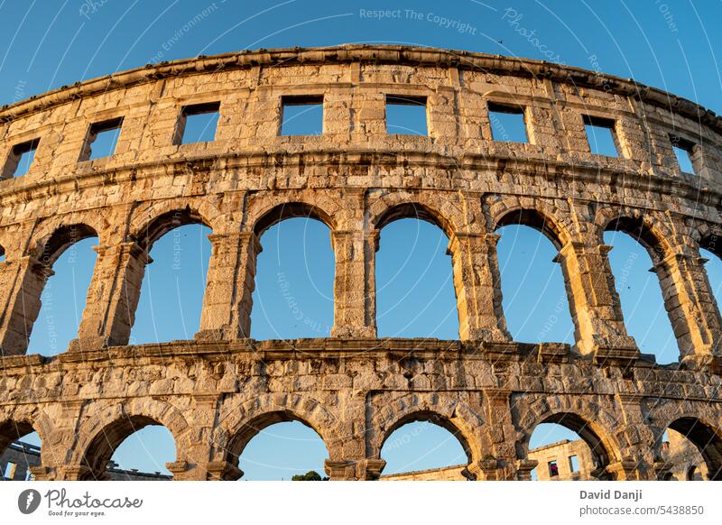 Die Pula Arena ist ein römisches Amphitheater in Pula, Kroatien. Dieses Foto wurde im Juli 2023 aufgenommen. adriatisch antik Antiquität Bogen Archäologie