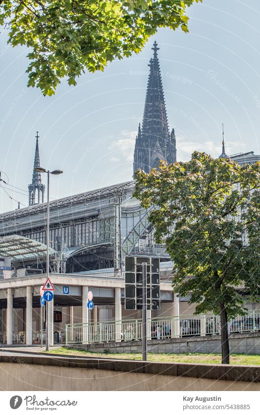 Blick vom Breslauer Platz zum Kölner Dom Altstadt Nord Kirchturm Dom Fotografie Köln Stadt Hauptbahnhof Dom Fassade Glasfassade Domturmspitzen Dachkonstruktion