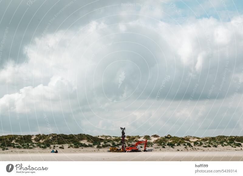 Dünenlandschaft mit Baugeräten und Wolken Dünen am Strand Dünengras Landschaft Sand Himmel Nordsee alleine Nordseeküste besinnlich Einsamkeit Mensch Insel