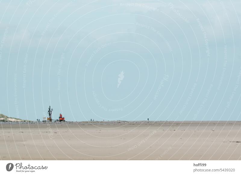 eine kleine Baustellen  am weiten einsamen Strand einer Nordseeinsel Insel strandbefestigung Stranddüne Meer Sand Küste Natur Ferien & Urlaub & Reisen Himmel