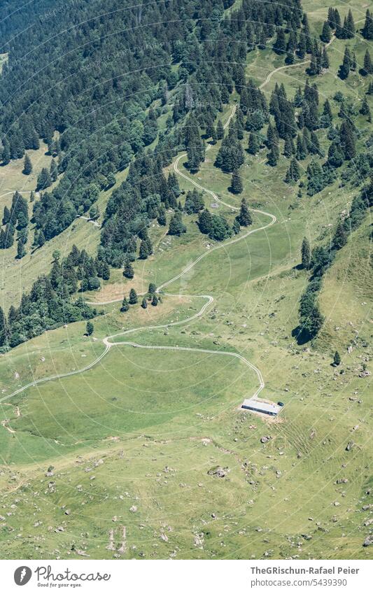 Wanderweg in den Bergen mit Pfad zu einer Alphütte Wanderung Schweiz Berge u. Gebirge Alpen Panorama (Aussicht) Natur Landschaft Tourismus Wege & Pfade laufen